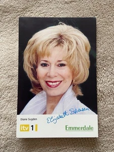 ELIZABETH ESTENSEN - DIANE SUGDEN (EMMERDALE) VORSIGNIERTE BESETZUNG KARTE - Bild 1 von 2