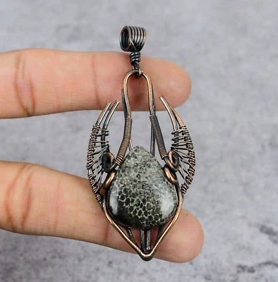 Colgante hecho a mano joyería envoltura alambre cobre piedras preciosas coral raya cara de toro Foto 1 de 4