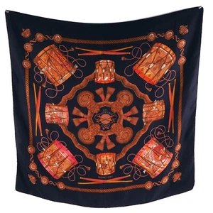 HERMÈS Carré Les Tambours 90x90 100% seda enrollado a mano OP: 460 € - Imagen 1 de 5