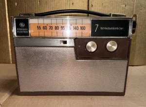 Vtg GE 7 TRANSISTOR AM RADIO P-955A ** SEE VIDEO** - Picture 1 of 14