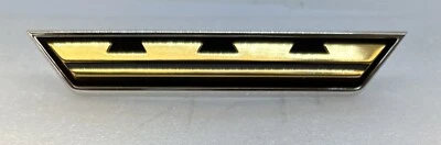 Chrysler Newport 1964 parrilla parrilla medallón adorno emblema 2417747 OEM. Foto 1 de 4