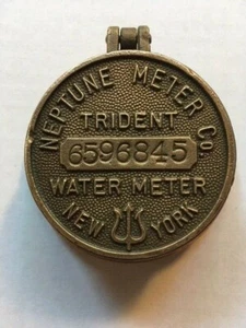 CUBIERTA VINTAGE CON MEDIDOR DE AGUA DE LATÓN - Imagen 1 de 5