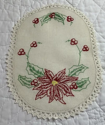 Guardanapo oval vintage, linho, bordado à mão Poinsétias e azevinho, bordas de renda - Imagem 1 de 4