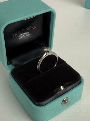 Anillo de compromiso Tiffany & Co platino diamante color G VS2 0,18 quilates tamaño 4,75 Foto 1 de 4