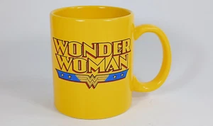 Taza amarilla brillante coleccionable Wonder Woman DC Comics Super Hero. - Imagen 1 de 6