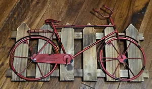 Bicicletta rossa su recinzione da appendere a parete decorazione casa e giardino 20x13 - Foto 1 di 5
