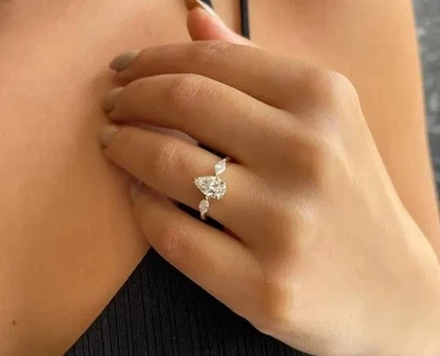 Anillo de compromiso de 3 piedras de diamantes cultivados en laboratorio G/VS1 talla pera de 2,50 quilates de oro amarillo de 14 k Foto 1 de 4