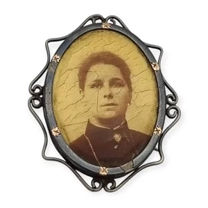 Broche Victoriano antiguo con retrato fotográfico ovalado en marco metálico 1890 - Foto 1 di 10