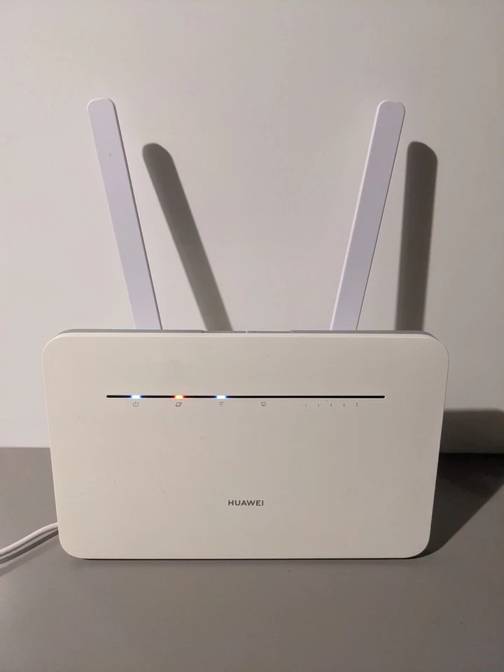 Huawei B535-232 Cat7 300Mbps 4g/Lte WiFi Router with 2 Antennas - Image 1 of 4
