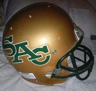 Casco de fútbol americano vintage Sacramento State dorado con logotipo SAC firmado por Schutt Air Foto 1 de 4
