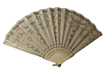 Antiguo abanico de mano color seda crema/dorado y hueso tallado Foto 1 de 4