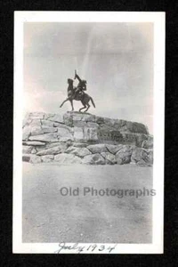 1934 BUFFALO BILL STATUE MONUMENT w/PLAQUE OLD/VINTAGE PHOTO SNAPSHOT- M688 - Imagen 1 de 1