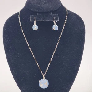 Avon Silver Tone Chain with Blue Moon Shimmer Pendant Necklace & Earring Set Vtg - Imagen 1 de 10