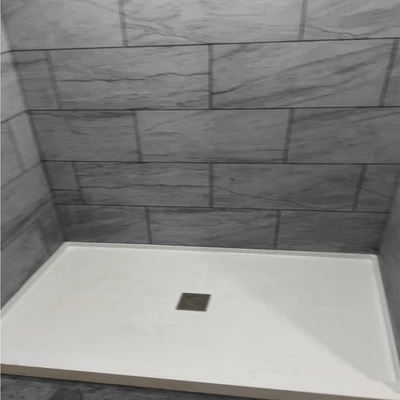 Plato de ducha blanco de umbral único duradero 60 pulgadas L x 36 pulgadas con base de plato de ducha Foto 1 de 4