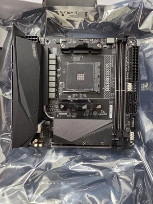 Placa madre GIGABYTE B550I AORUS PRO AX AM4 Mini-ITX (B550IAORUSPROAX) Foto 1 de 2