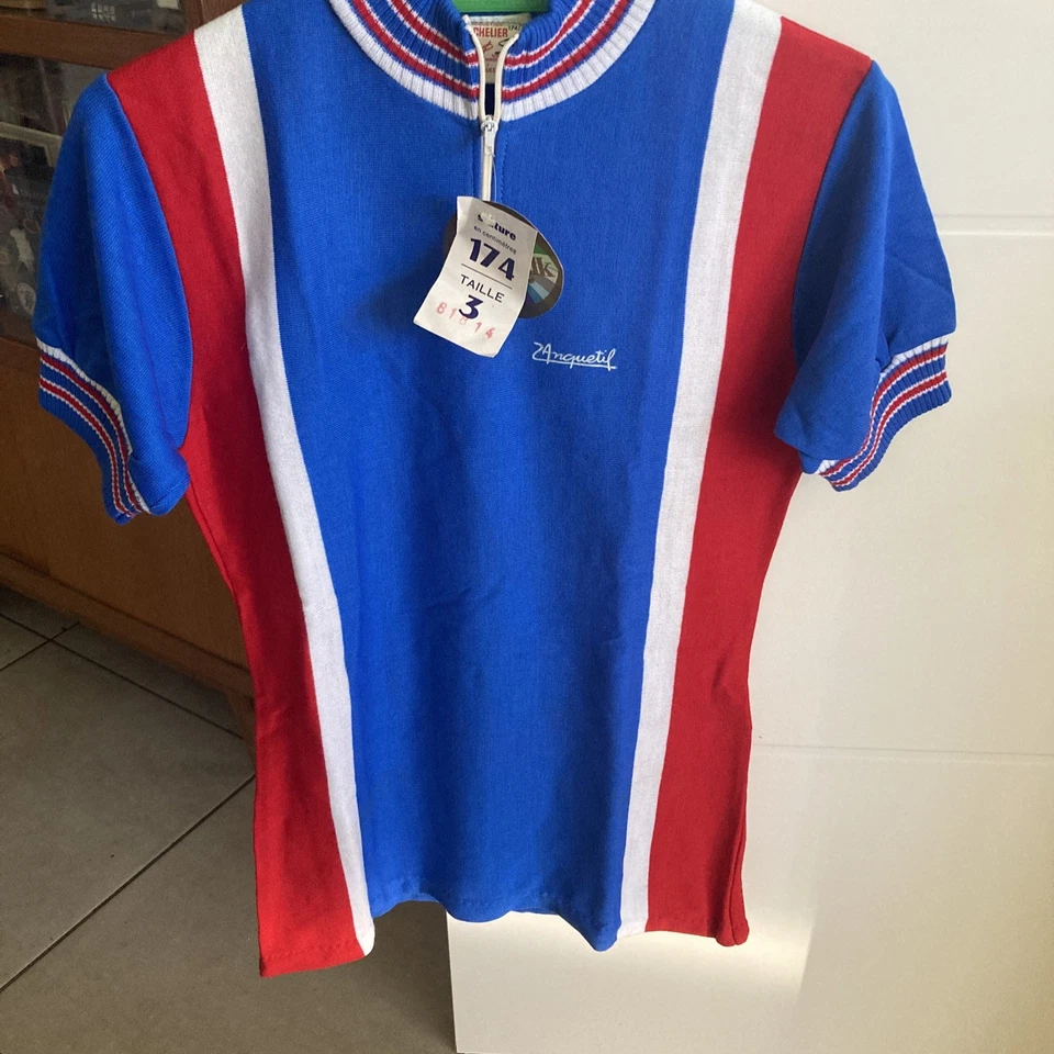 Maillot cycliste JACQUES ANQUETIL  Bleu,Blanc,Rouge vieux, stock,neuf  Taille 3 - Photo 1/4