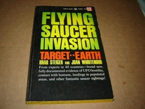 Brad Steiger - Flying Saucer Invasion Target Earth 1969 1st paperback Near Fine - Picture 1 of 3