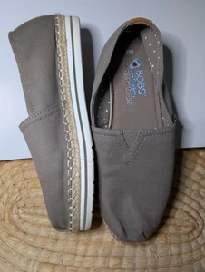 Zapatos planos BOBS By Skechers talla 8,5 Breeze espuma viscoelástica caqui tostado natural usados en excelente estado  - Imagen 1 de 8