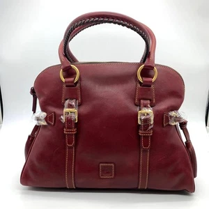 Cartera de cuero florentino Dooney & Bourke con hebilla abovedada roja bolsos de mano burdeos - Imagen 1 de 20