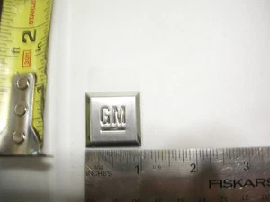 GM LETRAS CUADRADAS SÍMBOLO EMBLEMA CROMO OEM ORIGINAL USADO BOLSA GENUINA - Imagen 1 de 1
