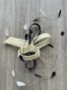 Nigel Rayment Creme & Schwarz Fascinator Kamm Naturfaser Bogen Feder Ranken - Bild 1 von 5