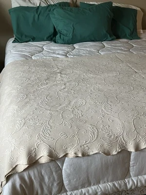 Beige Woven Matelasse Bedspread Victorian Cover Scalloped Edge King/CaliKing - Image 1 of 4