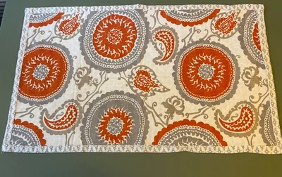 Juego de dos fundas de almohada Umbral “Suzani” Medallón 35”x21” Foto 1 de 4