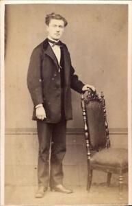 CDV homme debout anonyme tenant une chaise noeud papillon vers 1870