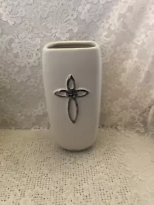 Jarrón FTD Cruz Religiosa Blanco con Cruz Plateada Cristiana 8-1/2" x 3-1/4" - Imagen 1 de 4
