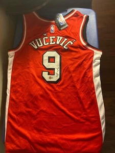 NIKOLA VUCEVIC Signed Autograph Chicago Bulls City Edition Jersey Beckett Coa - Bild 1 von 6