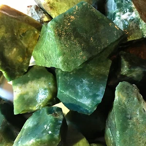1000 quilates de jaspe verde áspero + una piedra preciosa facetada GRATUITA - Imagen 1 de 1