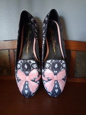 Beverly Feldman Estampa Vintage Preto e Branco com Laço Rosa Deslizamento na Biqueira Fechada  - Imagem 1 de 4