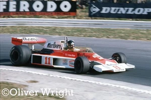 James Hunt McLaren M23 beim britischen GP 1976 - kultiges F1 Farbfoto - Bild 1 von 7
