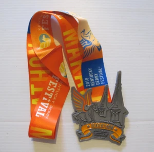 2018 KENTUCKY DERBY MARATHON MEDAILLE & BAND "RAN THROUGH CHURCHILL DOWNS" - Bild 1 von 2