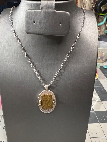 UNDERCOVER Collana con ciondolo porta segreta Coldwa Creek Artisan Tranquillità metalli misti