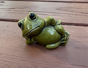 Vintage Japan Keramik grün entspannender Frosch Salz oder Pfefferstreuer MCM - Bild 1 von 7