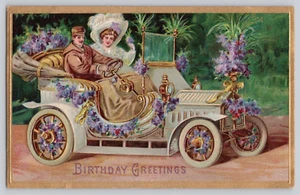 Postal Elegante Pareja Conducir, Felicitaciones de Cumpleaños, Coche Floral en Relieve - Imagen 1 de 3