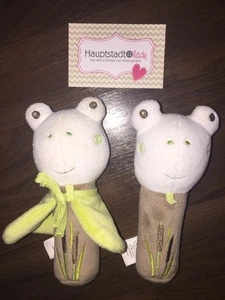 2Stück- DM Pusblu Greifling Stab Frosch Frog Grün Umhang Braun Plüschtier Schilf - Picture 1 of 2