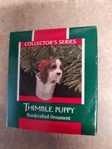 1989 NUOVO HALLMARK THIMBLE SERIE DA COLLEZIONE CUCCIOLO ORNAMENTO ARTIGIANALE - Foto 1 di 2