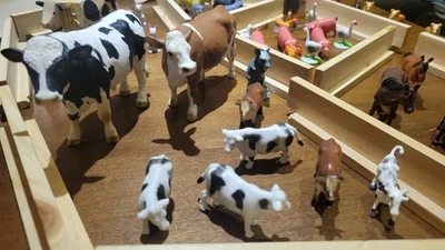 Schleich Bauernhoftiere, Flecktier, Bulle und  Bäuerin +46 Tiere u. 13 Zäune - Bild 1 von 4