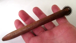 ANTIQUE WOODEN HANDLE SEWING TRACING WHEEL MARKER LEATHER TOOL - Picture 1 of 9