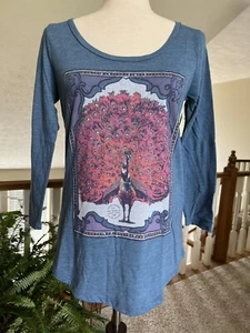 Lucky Brand Schaufelausschnitt 3/4-Ärmel Jugendstil Grafik Pfau T-Shirt blau S neu mit Etikett - Bild 1 von 6