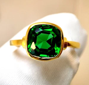 Anillo de oro amarillo de 10 quilates con bisel de diamantes Swarovski cojín verde de 2,15 quilates - Imagen 1 de 11