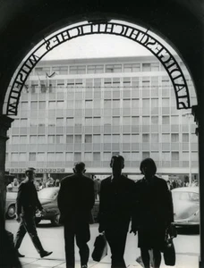 DDR Leipziger Markt Museum Eingang Herbstmesse altes Foto 1965 - Bild 1 von 3