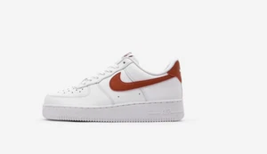 Mujer Nike Air Force 1 '07 Blanco/Naranja Resistente (DD8959 115) Talla 7 - Imagen 1 de 10