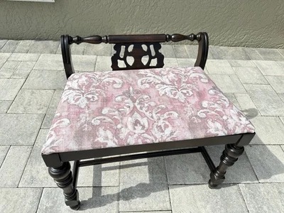 Banco tocador vintage de caoba con asiento cojín rosa  Foto 1 de 4