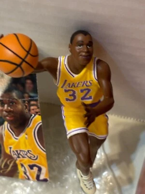 ADORNO RECUERDO SELLO AÑOS 80 MAGIC JOHNSON LA LAKERS CON TARJETA EN CAJA #33. Foto 1 de 4