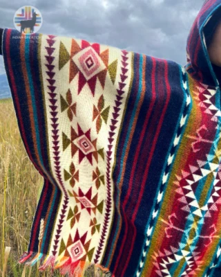Poncho de alpaca (azul y rojo) hecho a mano por manos indígenas Foto 1 de 4