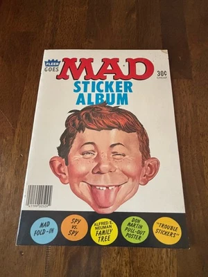 Álbum de pegatinas de revista Fleer Mad 1983 sin usar Alfred E Neuman Foto 1 de 2