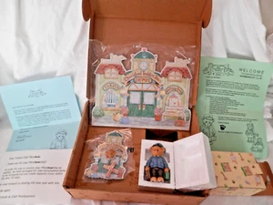 1997 Enesco Cherished Teddies Town Depot Club Membearship Kit W/ Lloyd Figurine - Picture 1 of 8